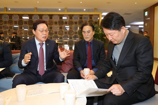 박완수 경남도지사가 2025년 12월 2일 국회에서 권영진 국민의힘 국토교통위 간사를 만나 남해안권 발전 특별법과 우주항공복합도시 건설 특별법 필요성을 설명하고 있다. /경남도