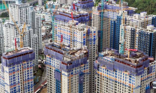 미국과 이란의 중동 전쟁 장기화로 국내 건설업계가 공사비 상승 등 위기 상황을 맞았다. 23일 부산의 한 재개발 현장 모습. 정종회 기자 jjh@