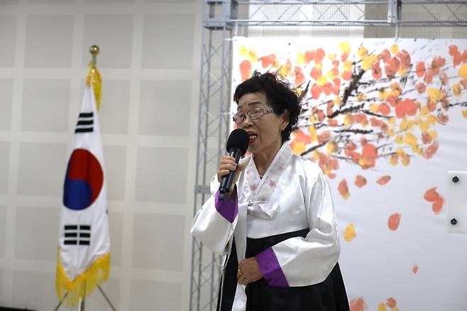 ▲ 김분남 시인이 17일 의성읍 온누리터 2층 대회의실에서 열린 정계문 시집 출판기념회에서 윤동주 시인의 '서시'를 낭송하며 행사의 문을 열고 있다. 김 시인은 올해 81세로 2024년 시 부문에 등단했다. 정계문 시인 제공
