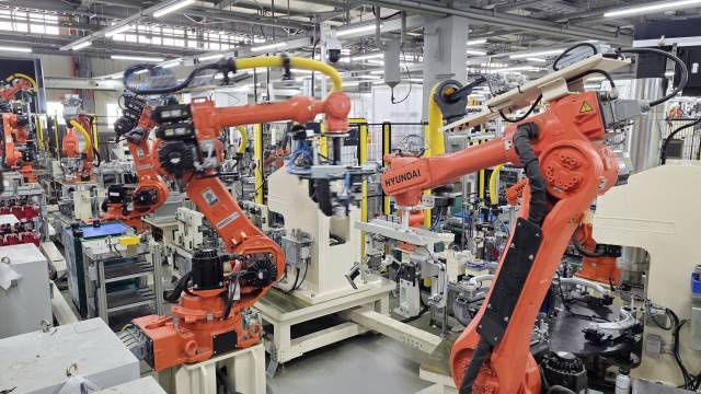 CTR 알루미늄 컨트롤암 조립라인의 제품 이송용 로봇들이 1차 조립된 제품을 2차 조립 공정으로 이동 적재하고 있다./전강용 기자/