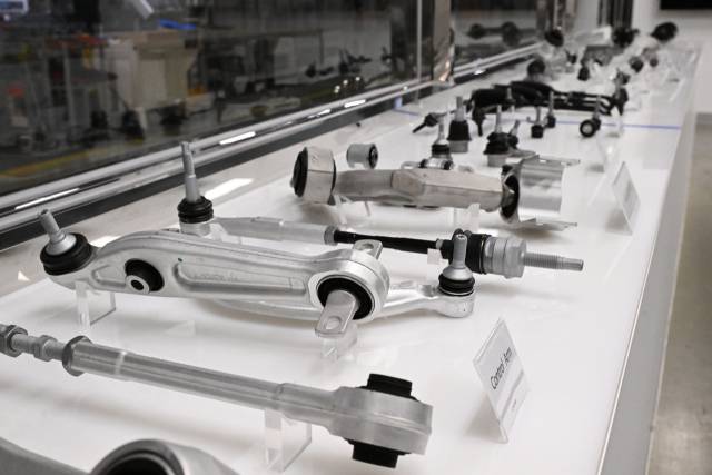 CTR 스마트팩토리 홍보관에 설치된 알루미늄 컨트롤암(현가부품).