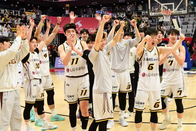 창원 LG 세이커스 선수들이 지난 3일 창원체육관에서 열린 프로농구 부산 KCC이지스와의 경기 후 팬들과 환호하고 있다./KBL/