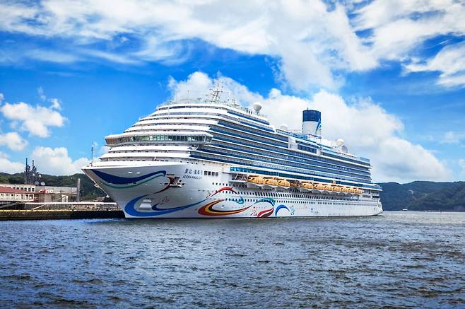 준모항인 서귀포시 강정항에 기항한 13만6000톤급 '아도라 매직시티호' 전경.