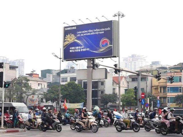 이재명 대통령의 21일 베트남 국빈 방문을 환영하는 삼성전자 현지법인의 옥외광고가 하노이 공항 인근과 도심 곳곳에 세워진 모습. 사진은 베트남 하노이 중화교에 설치된 옥외광고. [사진=삼성전자 제공]