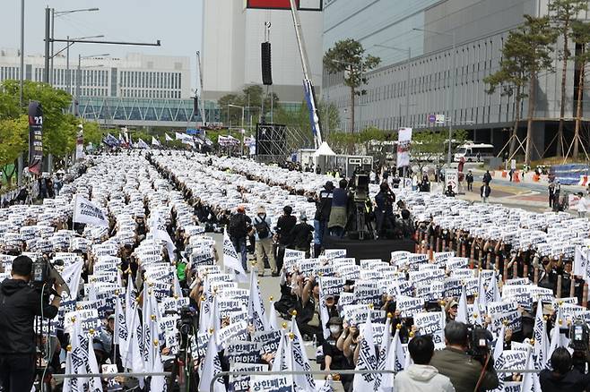 삼성전자 노조원 3만9000여명이 23일 오전 평택캠퍼스 사무복합동과 사무3동 사이 왕복 8차선 도로에서 투쟁 결의대회를 하고 있다. /사진: 안윤수 기자