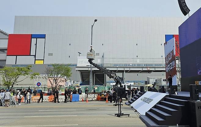 최승호 초기업 노조 삼성전자 지부 위원장이 크레인에 올라 투쟁사를 하고 있다. /사진: 이근우 기자