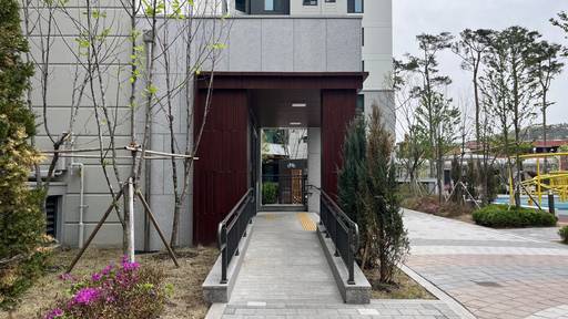 '수원성 중흥S-클래스' 단지 내 동 입구./성채리 인턴기자