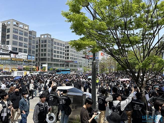 결의대회가 열린 23일 정오 무렵, 경기 삼성전자 평택캠퍼스 앞 사거리가 집회 참석 인파로 붐비고 있다. 사진=강은경 기자