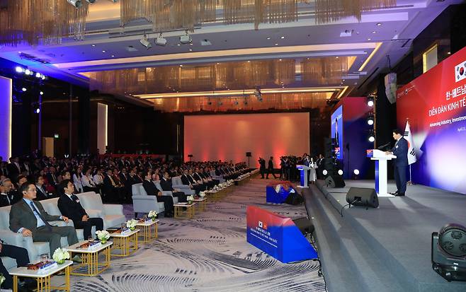 최태원 대한상공회의소 회장 겸 SK그룹 회장이 23일(현지시간) 베트남 하노이 한 호텔에서 열린 한-베트남 비즈니스포럼에서 발언하고 있다.(사진=연합뉴스)