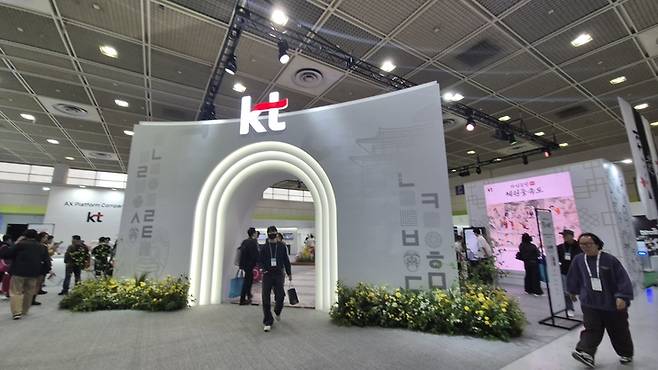 ▲22일 서울 삼성동 코엑스에서 열린 '2026 월드IT쇼'에 마련된 KT 부스 전경. 사진=정희순 기자