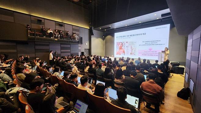 2026 K-Brands, Go Japan! 현장. 빈 자리가 없이 자리를 채운 참가자들이 최윤영 디렉터의 발표에 집중하고 있다. (사진=테크42)