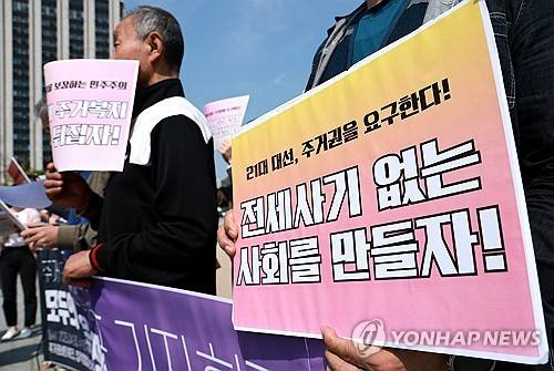 시민사회단체, 주거권 관련 21대 대선 정책 요구안 발표(서울=연합뉴스) 홍해인 기자 = 주거권네트워크, 전세사기·깡통전세 피해자 전국대책위원회 등에 참여하고 있는 시민사회단체 회원들이 30일 서울 광화문 월대 앞에서 주거권 관련 21대 대선 정책 요구안 발표 기자회견을 하고 있다. 2025.4.30 hihong@yna.co.kr