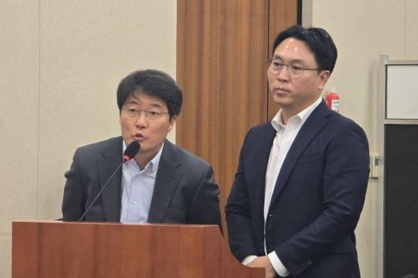 한상진(왼쪽) 뉴스타파 기자가 21일 국회 윤석열 정권 정치검찰 조작기소 의혹사건 진상규명 국정조사특별위원회에 참고인으로 나와 증언하는 모습을 후배 기자였던 봉지욱 전 기자가 듣고 있다. 미디어오늘 영상 갈무리