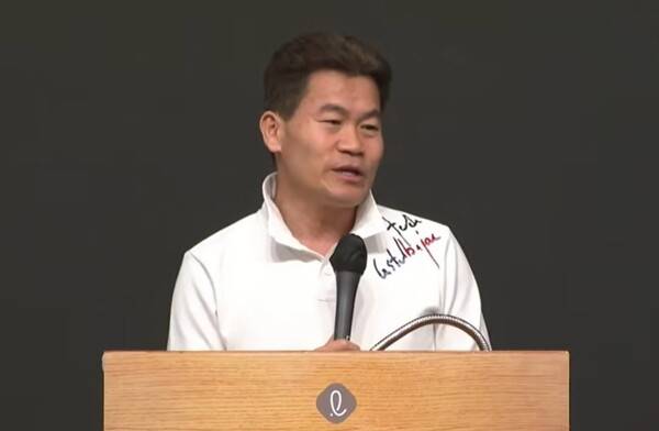 전한길 씨가 15일 전광훈 목사 측이 서울 소공동 롯데호텔에서 개최한 '안보시민단체 총연합대회' 단상에 올라&nbsp;미셸 박 스틸&nbsp;주한미국대사 내정자에 대해 이야기하고 있다.&nbsp;전광훈TV 화면 갈무리