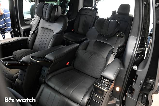 현대자동차가 21일 서울 현대모터스튜디오에서 대표 다목적 차량(MPV) '더 뉴 스타리아'의 전동화 모델인 '더 뉴 스타리아 일렉트릭'과 최상위 고급 모델 '더 뉴 스타리아 리무진'을 공개하고 있다. 출시는 23일 이다./사진=이명근 기자 qwe123@