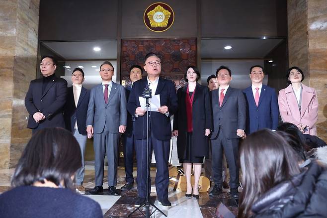 고동진 의원을 비롯한 국민의힘 친한계 의원들이 지난 1월 서울 여의도 국회에서 한동훈 전 대표 제명 결정에 대한 입장을 밝히고 있다. (출처 : 뉴스1)