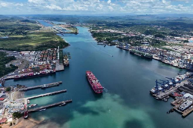 '원 컨트리뷰션' 컨테이너선이 도쿄 기항 선적 국기를 달고 지난 21일(현지시간) 파나마시티에서 파나마 운하로 진입하고 있다. (사진=AFP)