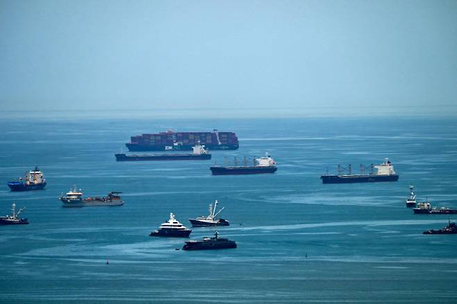 지난 21일(현지시간) 파나마시티에서 화물선들이 파나마 운하 통과를 기다리고 있다. (사진=AFP)
