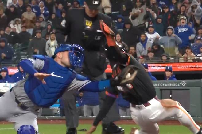 샌프란시스코 자이언츠 이정후가 홈으로 쇄도하는 과정에서 다저스 포수 달튼 러싱에게 태그아웃 당하고 있다. 사진=중계화면 캡처