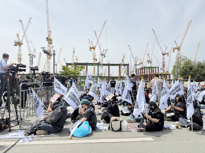 23일 오후 1시쯤 삼성전자 평택캠퍼스에서 삼성전자 초기업노조가 성과급 상한 폐지 등을 골자로 한 대규모 집회 참석을 위해 결집했다.(사진=박원주 기자)