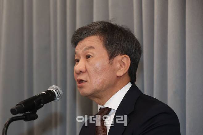 정몽규 대한축구협회장 선거 후보자가 2025년 2월 11일 서울 종로구 포니정재단 빌딩에서 열린 기자회견에 참석해 차기 축구협회장 선거 관련 입장을 밝히고 있다. 사진=이영훈 기자