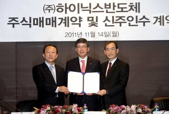 2011년 SK텔레콤이 하이닉스반도체를 인수했다. 당시 하이닉스반도체 권오철 사장(왼쪽부터), SK텔레콤 하성민 사장, 외환은행 김효상 여신본부 본부장이 지분인수계약 체결 후 기념 촬영을 하고 있다.(사진=SK텔레콤)