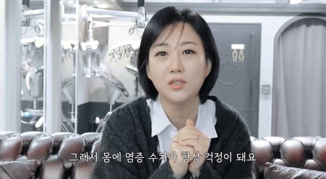 장윤정은 "애주가라 몸 속 염증 수치가 걱정된다"며 올리브유를 섭취했다. 사진=장윤정 유튜브 채널 캡처