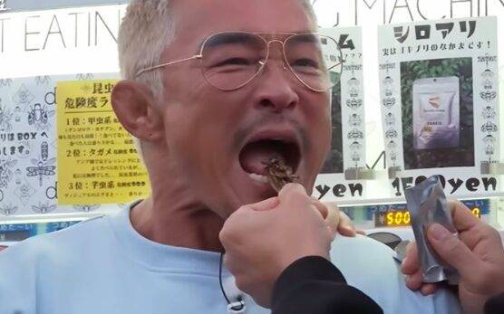 추성훈, 김종국, 대성은 일본에서 식용 곤충 자판기를 발견하고 시식에 도전했다. 사진=SBS Plus 예능 프로그램 '상남자의 여행법'