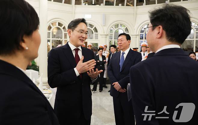 이재용 삼성전자 회장과 이억원 금융위원장이 22일(현지시간) 하노이 영빈관에서 열린 또 럼 베트남 당 서기장 겸 국가주석 주최 국빈만찬에서 대화하고 있다. 2026.4.23 ⓒ 뉴스1 이재명 기자