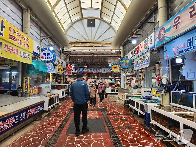 22일 경남 통영 중앙시장에서 지역 주민들이 장을 보고 있는 모습. 26.04.22 ⓒ 뉴스1 장성희 기자