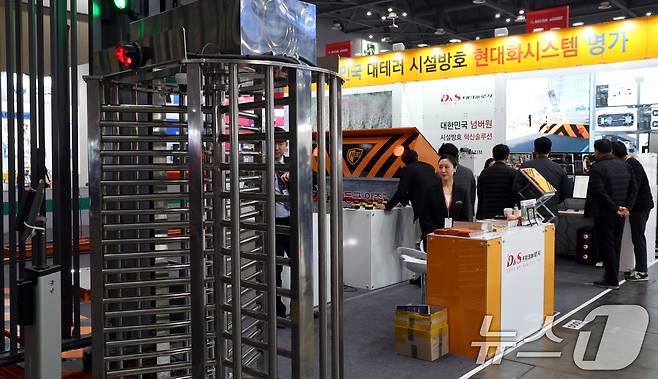 18일 경기도 고양시 킨텍스에서 열린 제25회 세계 보안 엑스포(SECON 2026)& 제14회 전자정부 정보보호 솔루션 페어(SECON 2026)에서 관람객들이 전시 부스를 둘러보고 있다. 2026.3.18 ⓒ 뉴스1 김명섭 기자