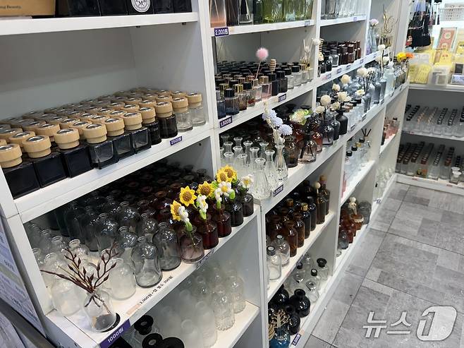 방산시장 향료 상점 내 향수 용기들이 진열돼 있다. ⓒ 뉴스1 신민경 기자