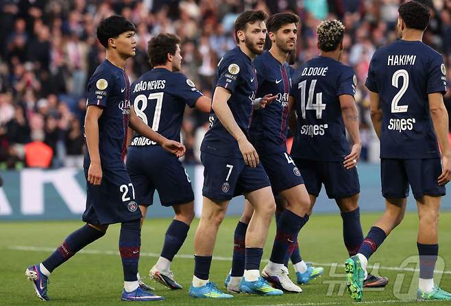 PSG 선수들이 23일(한국시간) 프랑스 파리의 파르크 데 프랭스에서 열린 낭트와 홈 경기에서 득점 후 기뻐하고 있다. ⓒ AFP=뉴스1