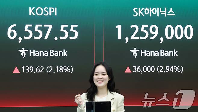 코스피가 장중 6550선을 넘은 23일 오전 서울 중구 하나은행 딜링룸 전광판에 코스피 지수와 SK하이닉스 주가가 표시되고 있다. 이날 코스피는 전 거래일 대비 70.90포인트(1.10%) 상승한 6488.83에 개장했다. 2026.4.23 ⓒ 뉴스1 임지훈 인턴기자