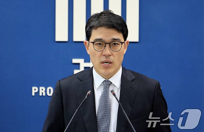 나희석 서울중앙지검 공정거래조사부 부장검사가 23일 서울 서초구 서울고등검찰청 브리핑룸에서 전분당 담합 관련 수사 결과 브리핑을 하고 있다. 2026.4.23 ⓒ 뉴스1 이호윤 기자