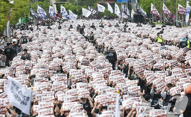 23일 경기 평택시 고덕동 삼성전자 평택캠퍼스에서 열린 삼성전자 노동조합 공동투쟁본부 '4·23 투쟁 결의대회'에서 조합원들이 구호를 외치고 있다. 2026.4.23 ⓒ 뉴스1 김영운 기자
