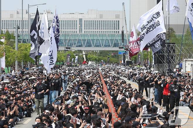 23일 경기 평택시 고덕동 삼성전자 평택캠퍼스에서 열린 삼성전자 노동조합 공동투쟁본부 '4·23 투쟁 결의대회'에서 조합원들이 구호를 외치고 있다. 2026.4.23 ⓒ 뉴스1 김영운 기자