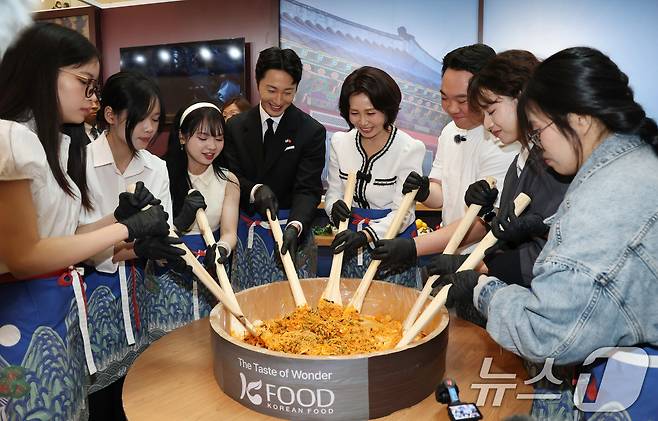 이재명 대통령과 베트남을 방문 중인 김혜경 여사가 23일(현지시간) 하노이 서호 롯데몰에서 열린 K문화관광대전에서 배우 정일우 등 참석자들과 비빔밥을 만들고 있다. 2026.4.23 ⓒ 뉴스1 이재명 기자