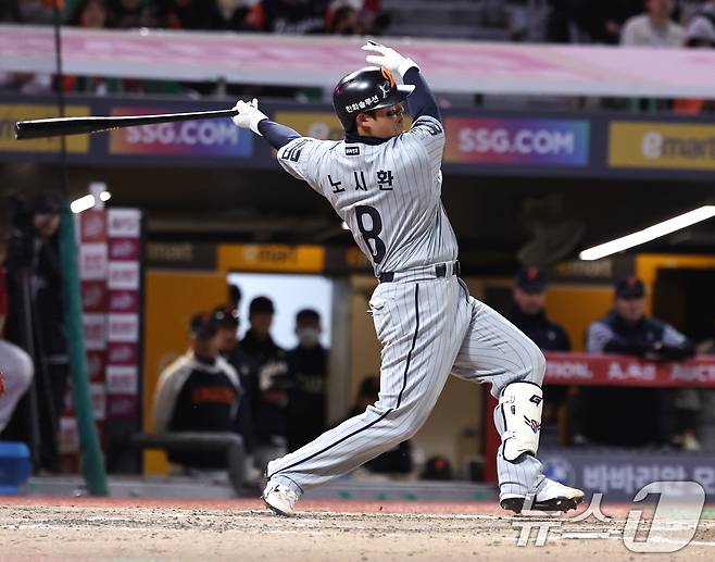 7일 오후 인천 미추홀구 SSG랜더스필드에서 열린 프로야구 '2026 신한 SOL KBO리그' SSG 랜더스와 한화 이글스의 경기, 5회초 한화의 공격 1사 주자없는 상황 때 노시환이 안타를 치고 있다. 2026.4.7 ⓒ 뉴스1 구윤성 기자