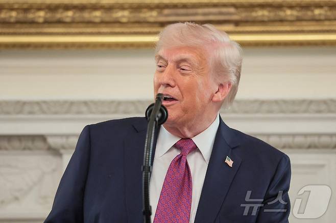 도널드 트럼프 미국 대통령이 21일(현지시간) 워싱턴 백악관에서 미국대학스포츠협회(NCAA) 농구 대회 우승자들에게 연설하고 있다. 2026.4.21 ⓒ 로이터=뉴스1