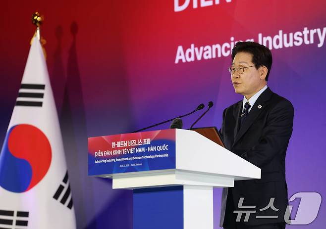 베트남을 국빈 방문 중인 이재명 대통령이 23일(현지시간) 하노이의 한 호텔에서 열린 한-베트남 비즈니스 포럼에서 발언하고 있다. 2026.4.23 ⓒ 뉴스1 이재명 기자