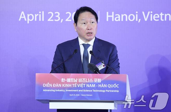 최태원 SK그룹(대한상공회의소) 회장이 23일(현지시간) 하노이의 한 호텔에서 열린 한-베트남 비즈니스 포럼에서 발언하고 있다. 2026.4.23 ⓒ 뉴스1 이재명 기자