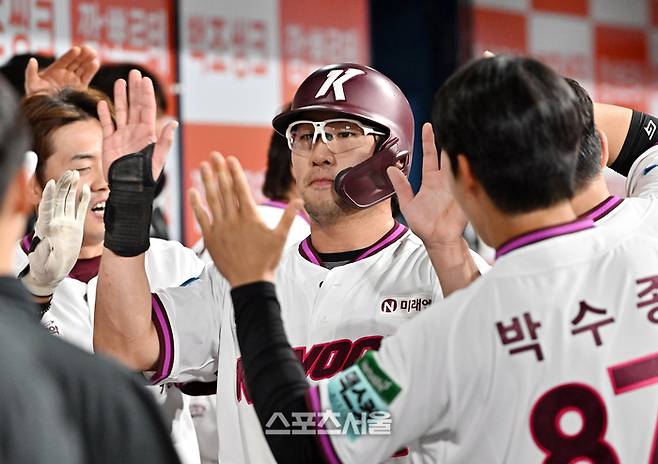 키움 임지열이 22일 서울 고척스카이돔에서 열린 2026 KBO리그 NC전에서  5회말 1사 3루 상황에서 임지열에 희생타에 3루에서 홈으로 파고들어 득점을 한 뒤 동료들과 하이파이브를 나누고 있다. 고척 | 박진업 기자 upandup@sportsseoul.com