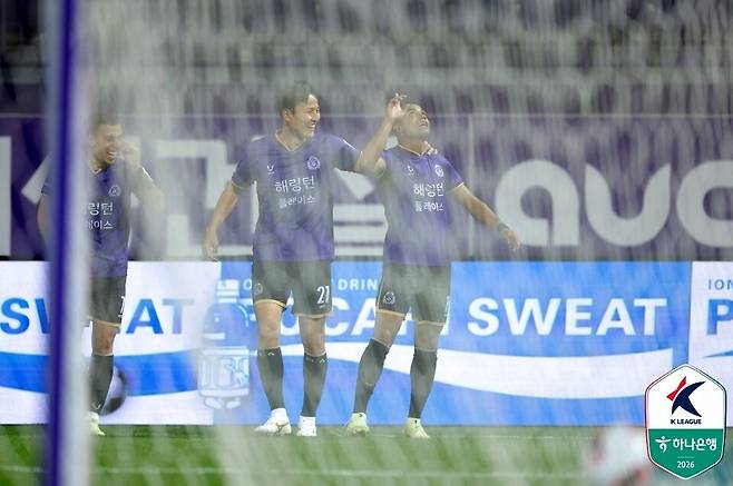 FC안양 아일톤(오른쪽)./사진=한국프로축구연맹