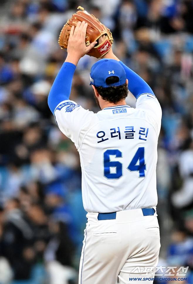 23일 대구삼성라이온즈파크에서 열린 SSG와 삼성의 경기. 2회말 삼성 우익수 박승규가 SSG 오태곤의 파울 플라이를 호수비로 잡아냈다. 박승규에 고마움을 전하는 오러클린의 모습. 대구=허상욱 기자wook@sportschosun.com/2026.04.23/