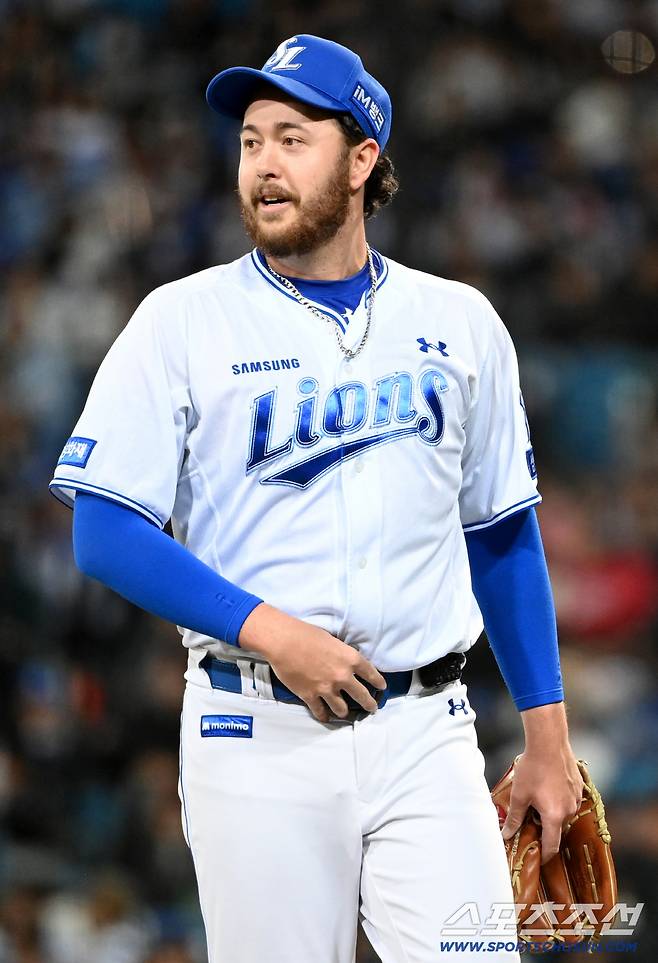 23일 대구삼성라이온즈파크에서 열린 SSG와 삼성의 경기. 4회초 2사 3루 오러클린이 김재환을 헛스윙 삼진처리 후 이닝을 끝낸 뒤 3루주자 에레디아와 이야기를 주고받고 있다. 대구=허상욱 기자wook@sportschosun.com/2026.04.23/