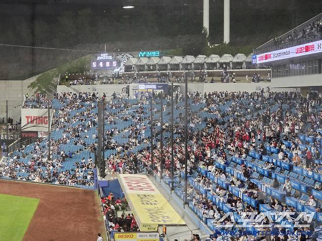 23일 대구 삼성라이온즈파크에서 열린 SSG와 삼성의 경기에 관중 2만3524명이 입장했다. 9회초에 점수 차이가 크게 벌어지자 관중석이 텅 빈 모습. 대구=한동훈 기자