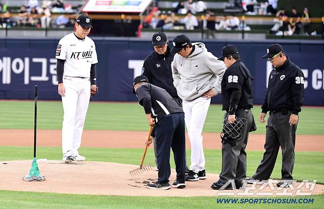 23일 수원 케이티위즈파크에서 열린 KT와 KIA의 경기. 1회 KT 선발 소형준이 투구를 앞두고 마운드 정비를 요청했다. 마운드를 정비하고 있는 경기 진행요원들. 수원=송정헌 기자songs@sportschosun.com/2026.04.23/