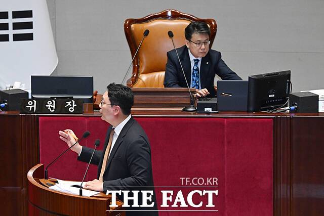 양당 중심 구도가 굳어진 정치권에서 소수정당이 새로운 홍보 방식을 접목하거나 차별화된 의제를 발굴해 존재감 부각에 나서고 있다. 천하람 개혁신당 의원이 7일 오후 서울 여의도 국회에서 열린 예산결산특별위원회 전체회의에서 발언하고 있다. /서예원 기자