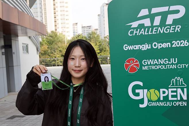 광주오픈챌린저에서 맹활약 중인 손현지 기자. 오른손에 들고 있는 것이 KTA 온코트 기자단 AD카드이다